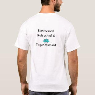 "Ostressad, uppdaterad och Yoga Obssed" T-Shirt