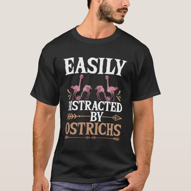 Ostrich Farmer Gift Idea har lätt distraherats av  T Shirt (Framsida)