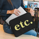 osv. Dold typografi med trendig och svartvitt och  Laptop Fodral<br><div class="desc">osv. Trendig Black & Gult Bold Typography Laptop sleeve kombinerar stil och funktioner. Den här sleeven skyddar inte bara din bärbara dator med sin slående svarta och gult med fet typografi, utan ger även dina tekniska tillbehör ett modernt grepp. Perfekt för att hålla din bärbara dator säker och snyggt under...</div>