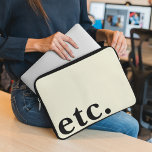 osv. Rengör enkel beige och svart, fetstil Laptop Fodral<br><div class="desc">ETC. Ren enkel beige och svart fetstil i Laptop sleeve har en elegant med fet svart typografi på en elegant beige bakgrund. Laptop sleeve är tillverkat av material av hög kvalitet och ger ett utmärkt skydd för din enhet samtidigt som du upprätthåller ett minimalistiskt estetiskt skydd. Dess tunna, formpassande design...</div>