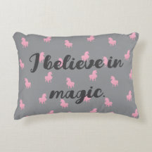 Osynlig Rosa Unicorn på Grått