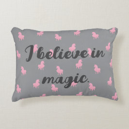 Osynlig Rosa Unicorn på Grått Prydnadskudde