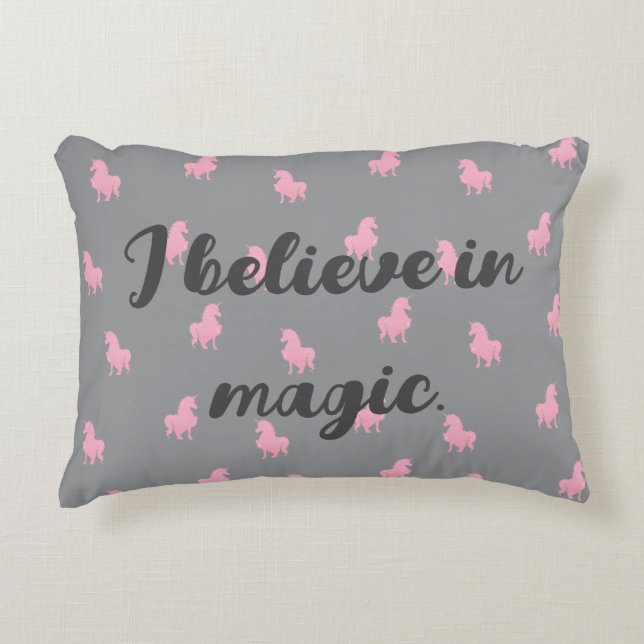 Osynlig Rosa Unicorn på Grått Prydnadskudde (Framsidan)