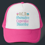 Otillbörlig cupkaka keps<br><div class="desc">Yummy och söt frostat ljusa rosa och blå muffinsar dekorerar den här söta bagarens hatt för någon med en söt tand.</div>