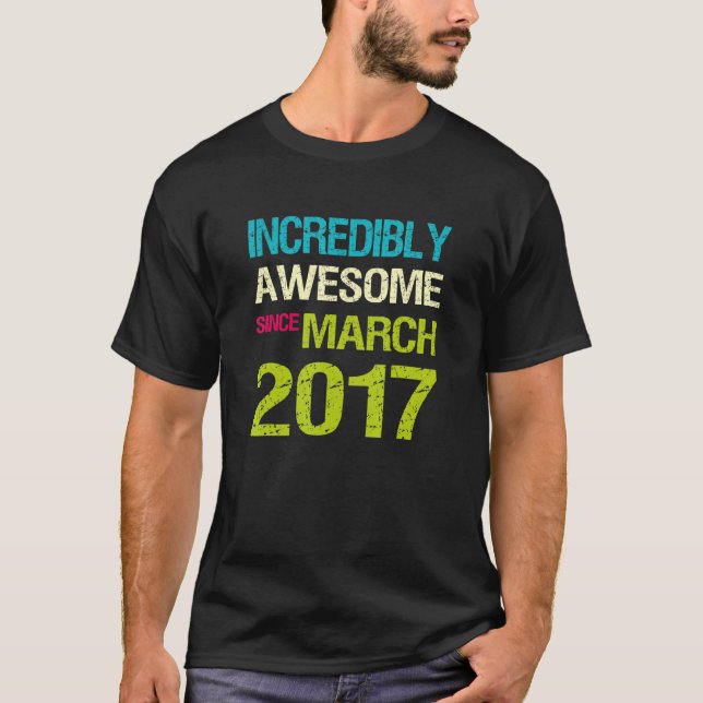 Otroligt Fantastisk sedan mars 2017 T Shirt (Framsida)