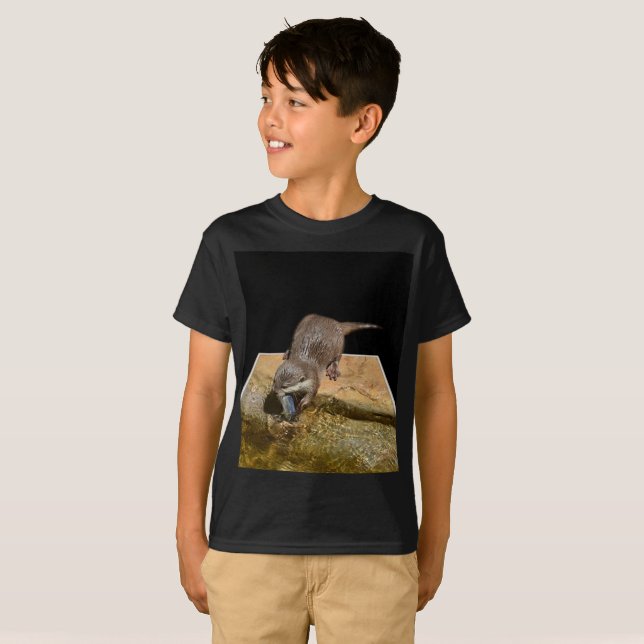 Otter Eating Tasty Fish Tee (Hel framsida)