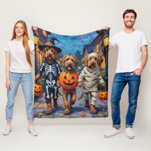 Otterhound som går runt på Halloween med Halloween Fleecefilt
