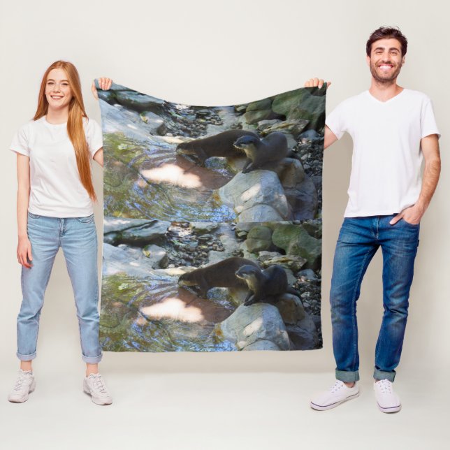 Otters Drinking, Medium Fleece Blanket (På plats)