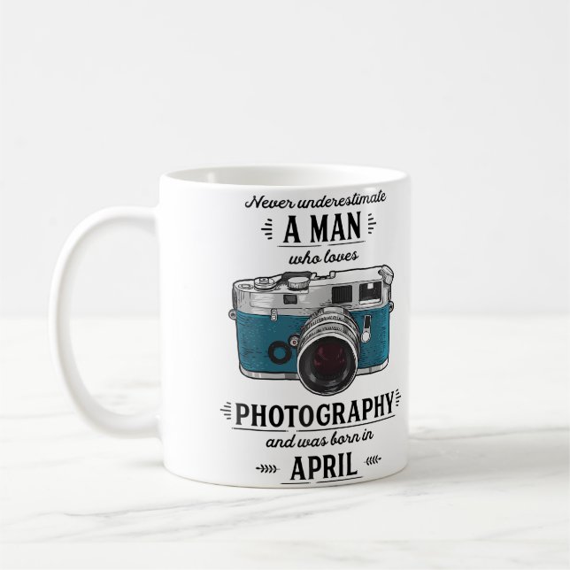 Ounderskatta aldrig en man som älskar fotograferin kaffemugg (Vänster)