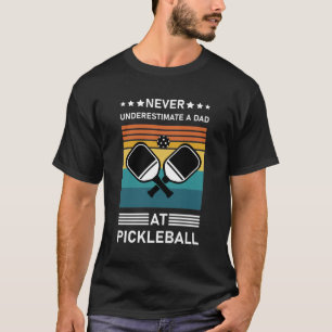 Ounderskatta aldrig en Pappa på Pickleball T Shirt