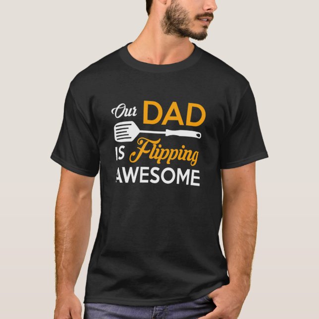 Our Dad is Flipping Awesome Grill Daddy Fathers Da T Shirt (Framsida)