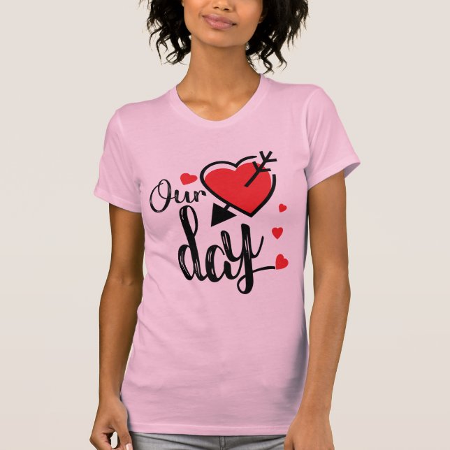 Our Day Cute Heart & Arrow Romantic Valentine T Shirt (Framsida)