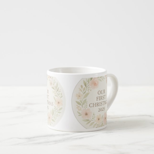 Our First Christmas 2025 Mug – Cute Holiday Keepsa Espressomugg (Framsida höger)