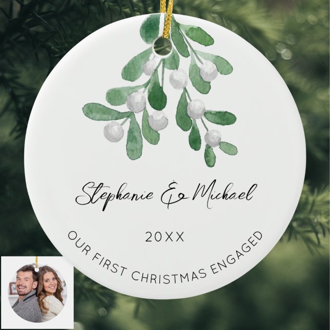 Our First Christmas Engaged Mistletoe Photo Cerami Julgransprydnad Keramik (Skapare uppladdad)