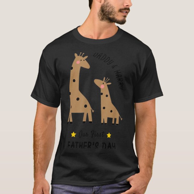 Our First Father's Day 2026, Funny Giraffe Gift Da T Shirt (Framsida)