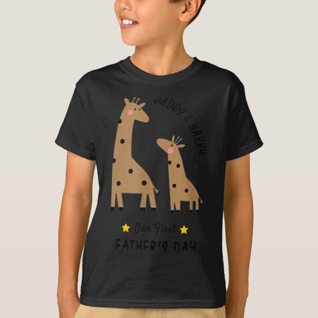 Our First Father's Day 2026, Funny Giraffe Gift Da T Shirt (Framsida)