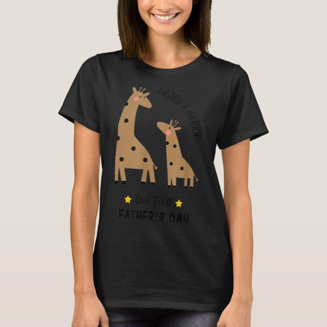 Our First Father's Day 2026, Funny Giraffe Gift Da T Shirt (Framsida)