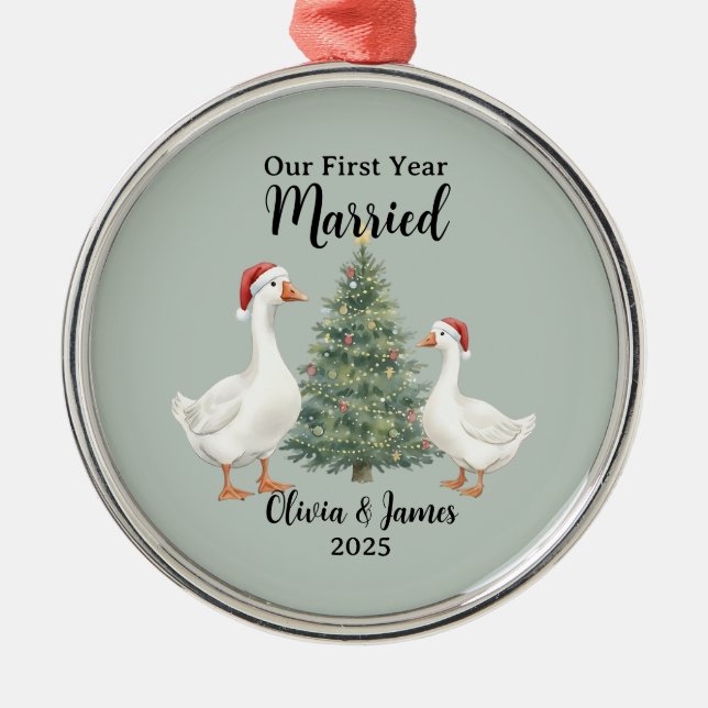 Our First Year Married Goose Custom Christmas Julgransprydnad Metall (Framsidan)