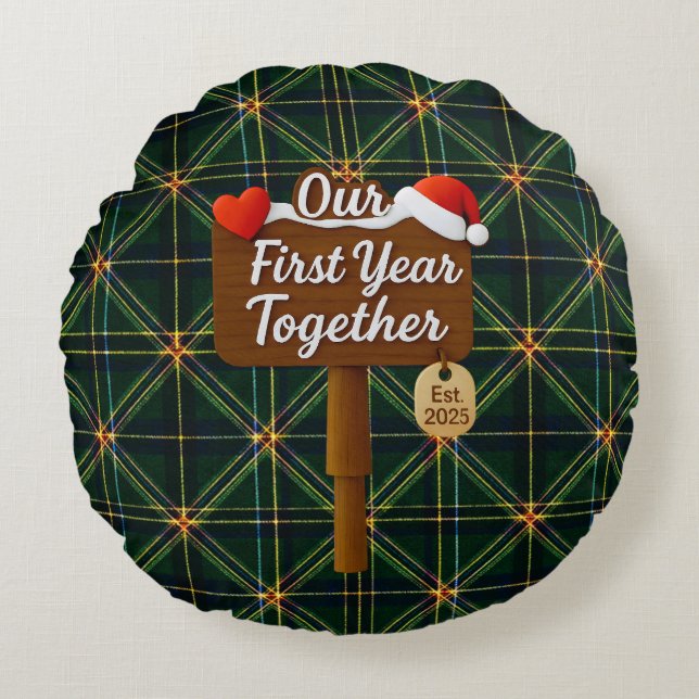Our First Year Together 2025 Wooden Sign Rund Kudde (Framsidan)