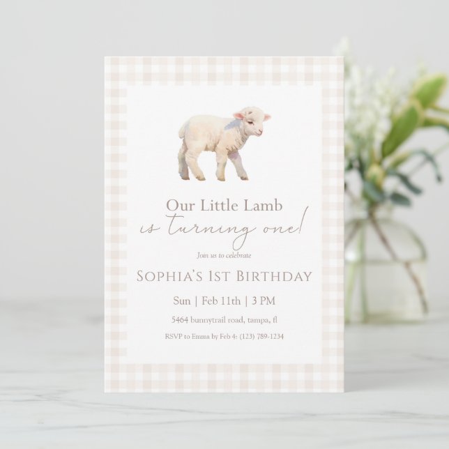 Our Little Lamb Birthday Neutral Gingham Inbjudningar (Stående Fram)