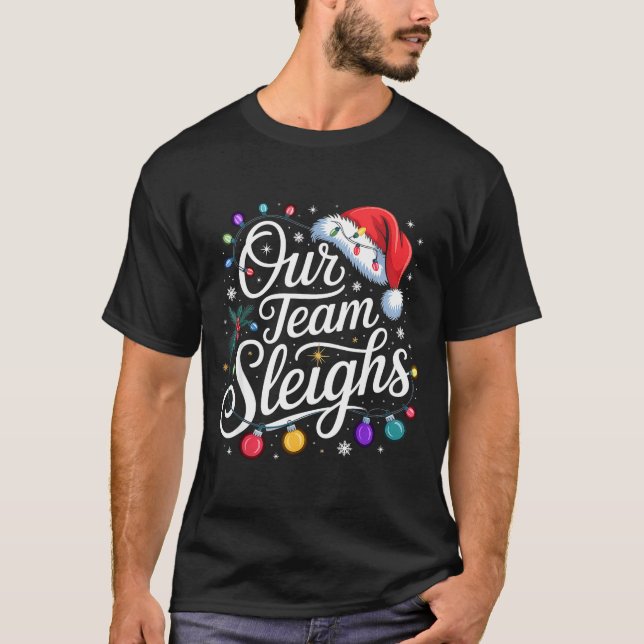 Our Team Sleighs Christmas Lights Red Santa Hat Xm T Shirt (Framsida)