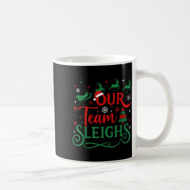 Our Team Sleighs Christmas Reindeers Santa's Worke Kaffemugg (Höger)