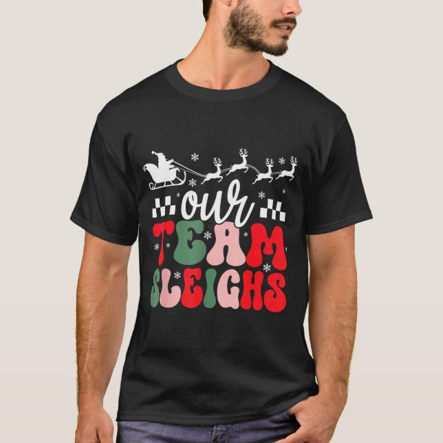 Our Team Sleighs Christmas Reindeers Santa's Worke T Shirt (Framsida)