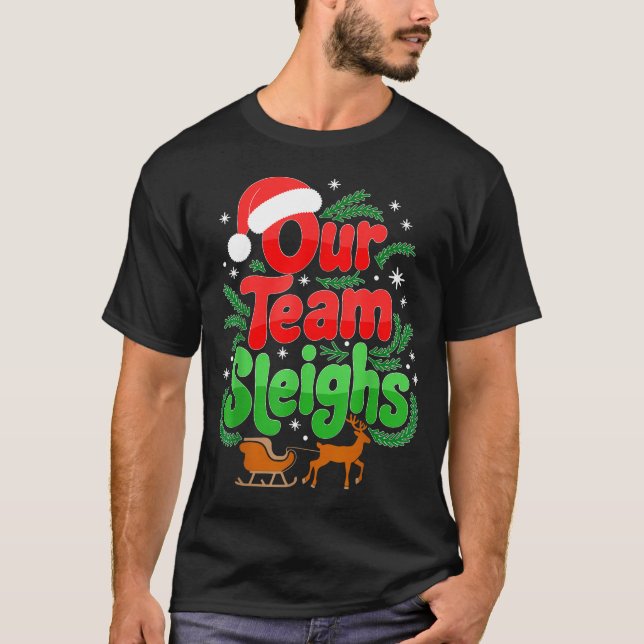 Our Team Sleighs Christmas Reindeers Santa's Worke T Shirt (Framsida)