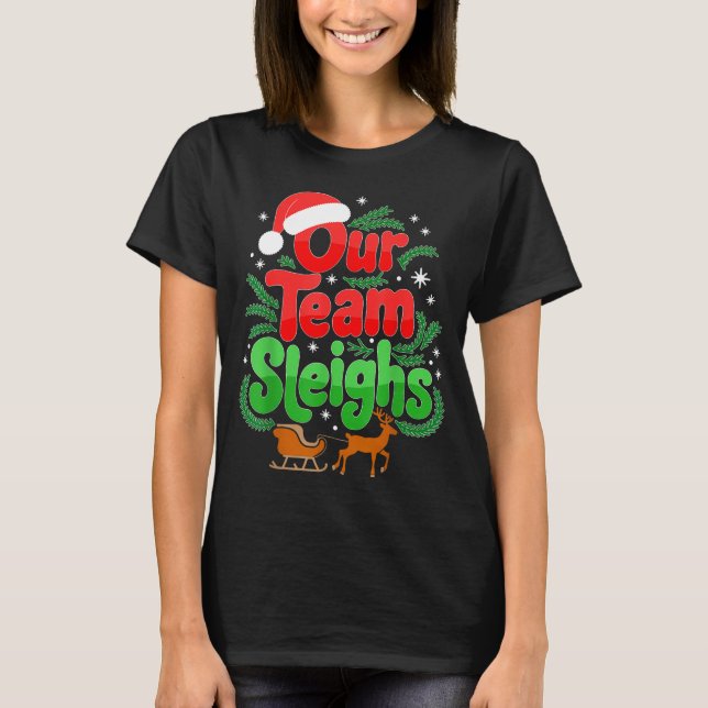 Our Team Sleighs Christmas Reindeers Santa's Worke T Shirt (Framsida)