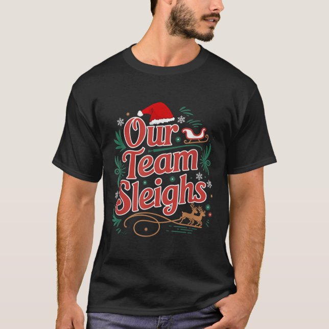 Our Team Sleighs Christmas Reindeers Santa's Worke T Shirt (Framsida)