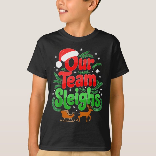 Our Team Sleighs Christmas Reindeers Santa's Worke T Shirt (Framsida)