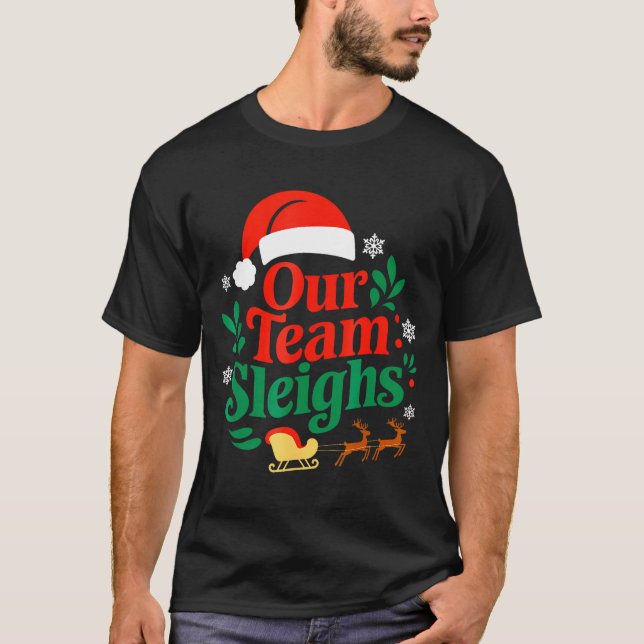 Our Team Sleighs Christmas Reindeers Santa's Worke T Shirt (Framsida)