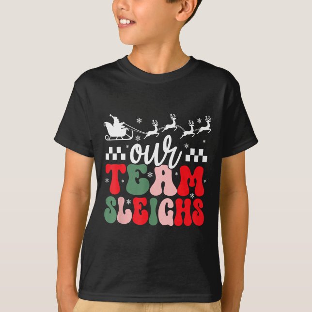 Our Team Sleighs Christmas Reindeers Santa's Worke T Shirt (Framsida)