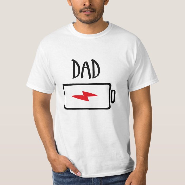 Out of Batteries – Dad T Shirt (Framsida)