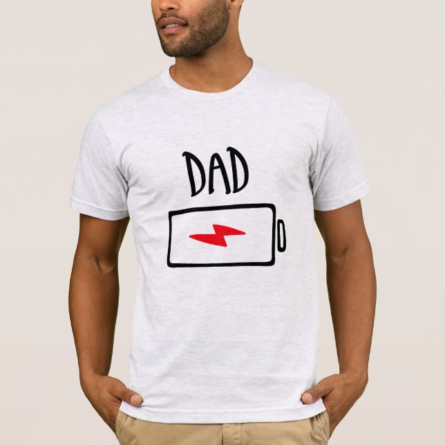 Out of Batteries – Dad T Shirt (Framsida)