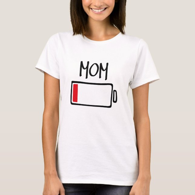 Out of Batteries – Mom T Shirt (Framsida)