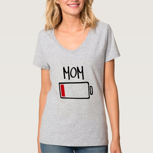 Out of Batteries – Mom T Shirt (Framsida)