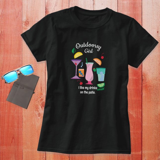 Outdoorsy Girl Camper Glamper Cocktails T Shirt (Skapare uppladdad)