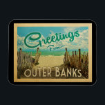 Outer Banker Beach Vintage resor Magnet<br><div class="desc">I den här Hälsning-vykortsdesignen från vintagen utanför Banker finns en sandstrand med en vacker turkoshavet över vatten och över havet,  ett blå himmel med gigantiska vita moln. I vintage resor stil.</div>