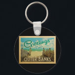Outer Banker Beach Vintage resor Nyckelring<br><div class="desc">I den här Hälsning-vykortsdesignen från vintagen utanför Banker finns en sandstrand med en vacker turkoshavet över vatten och över havet,  ett blå himmel med gigantiska vita moln. I vintage resor stil.</div>