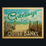 Outer Banker Beach Vintage resor Poster<br><div class="desc">I den här Hälsning-vykortsdesignen från vintagen utanför Banker finns en sandstrand med en vacker turkoshavet över vatten och över havet,  ett blå himmel med gigantiska vita moln. I vintage resor stil.</div>
