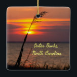 Outer Banker North Carolina Beach Sunset Orange Hi Julgransprydnad Keramik<br><div class="desc">Outer Banker North Carolina Sunset på stranden med orange himlar på havet</div>