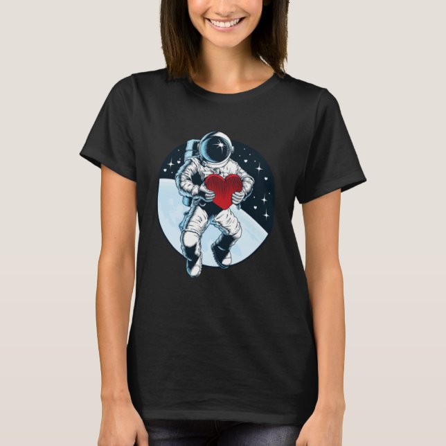 Outer Space Valentine Astronaut Holding Red Heart T Shirt (Framsida)
