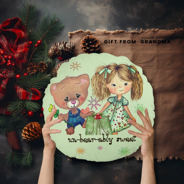 Outhärdligt Sweet Girl and Nalle Rund Kudde (Unbearably Sweet Girl and Teddy Bear Round Pillow)
