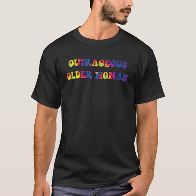 Outrageous Older Woman Quote T Shirt (Framsida)