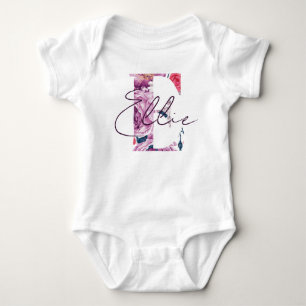 Oval Baby Namn Flower Script Vintage Blommigt E T Shirt