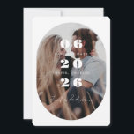 Oval finare ram spara datumet<br><div class="desc">Spara datumfotokortet med ett enda foto och en modern typ. Photo kredit till unsplash.com</div>