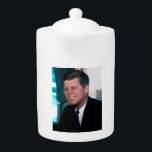 Oval Office of President John F. Kennedy<br><div class="desc">Ovalkontoret blev John F. Kennedy kommandocentral under sitt tumultartade ordförandeskap. JFK har, för att undvika de tidigare presidenternas stormighet, föredragit en mer intim inställning till möten och skapar av beslut. Den ikoniska bilden av honom som rockar i sin gungstol, som en tillverkare av en gungstol gav under sitt kampanj, blev...</div>