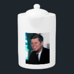 Oval Office of President John F. Kennedy<br><div class="desc">Ovalkontoret blev John F. Kennedy kommandocentral under sitt tumultartade ordförandeskap. JFK har, för att undvika de tidigare presidenternas stormighet, föredragit en mer intim inställning till möten och skapar av beslut. Den ikoniska bilden av honom som rockar i sin gungstol, som en tillverkare av en gungstol gav under sitt kampanj, blev...</div>