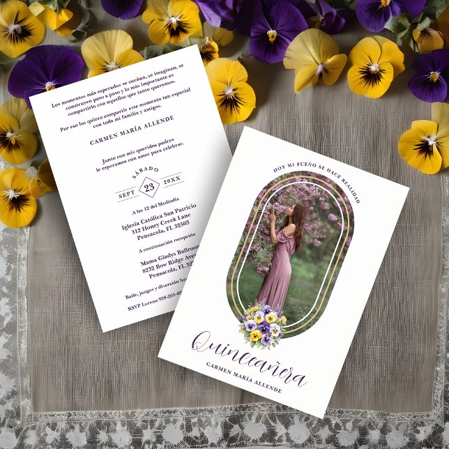 Oval Spanish Chic Floral Bouquet Photo Quinceañera Inbjudningar (Oval Spanish Chic Pansies Floral Bouquet Quinceañera Invitation Card with Envelope. )